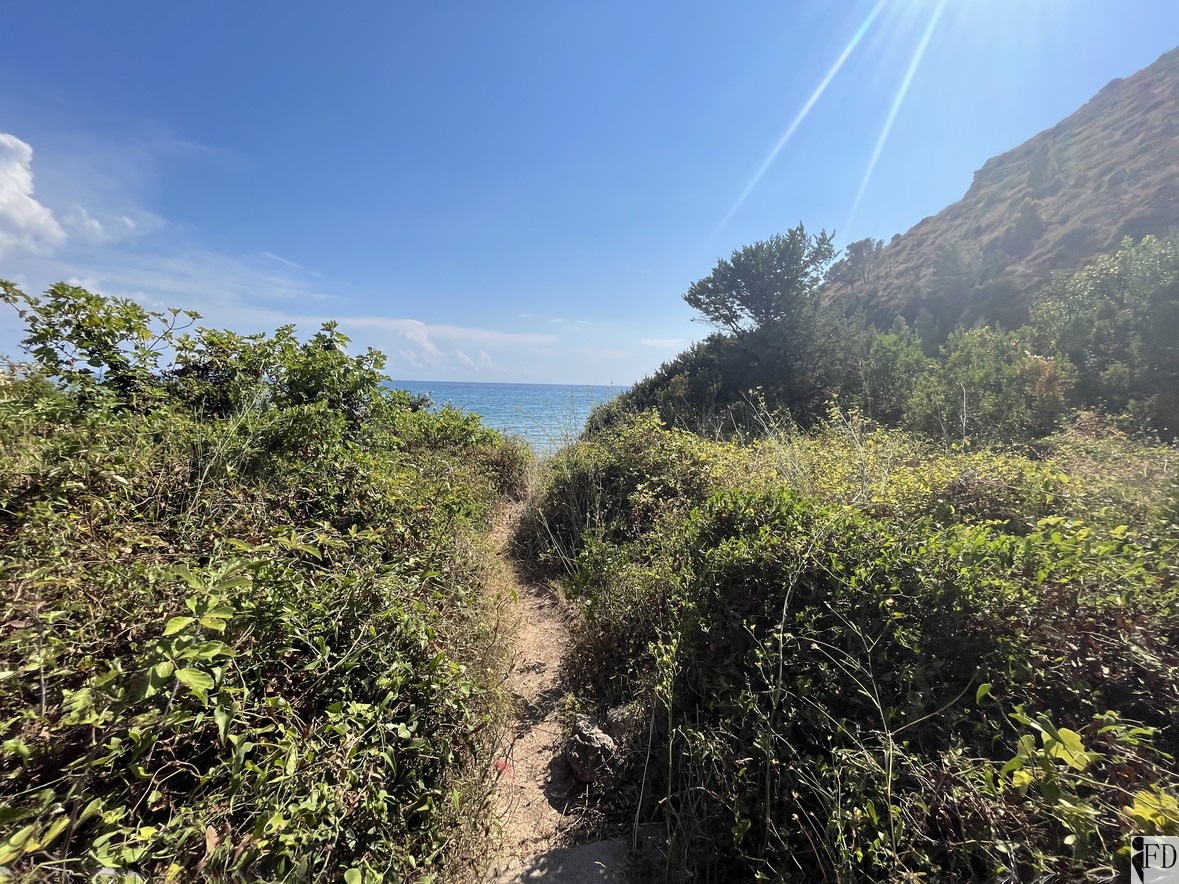 Sentiero per arrivare al mare